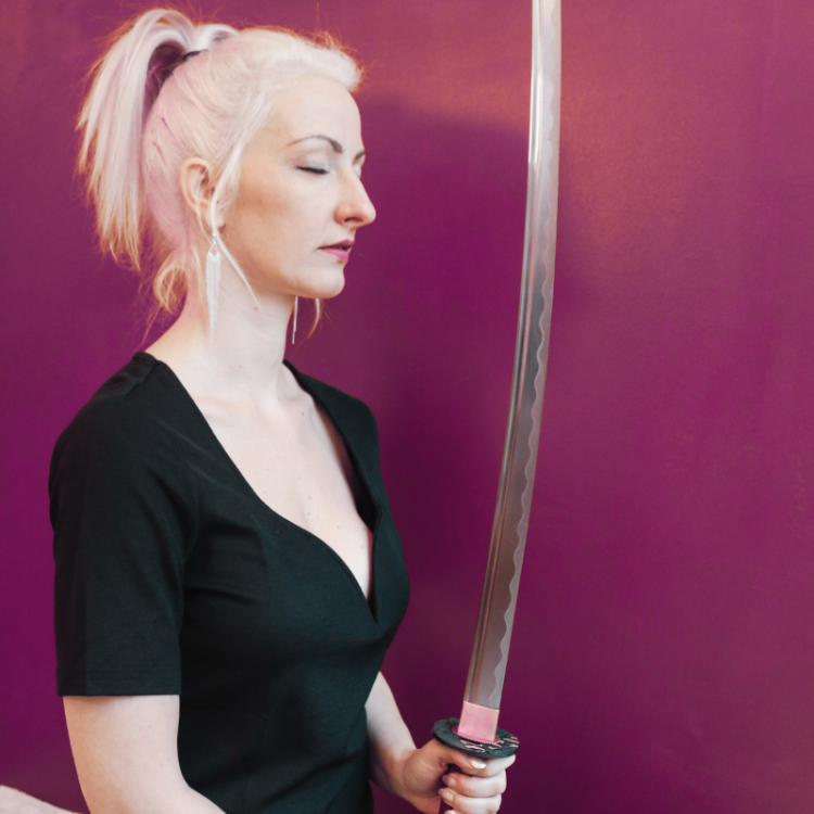 Kriegerin sitzend mit Katana